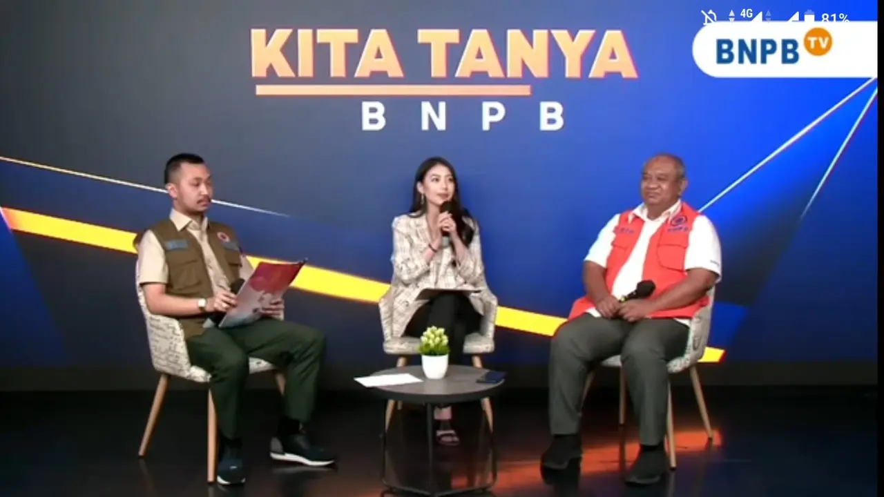 Gusti Ega memandu jalannya program Tanya Kita yang ditayangkan di saluran YouTube Badan Nasional Penanggulangan Bencana (BNPB).