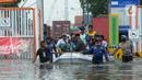 Petugas mengevakuasi warga dengan perahu karet saat banjir rob di kawasan Pelabuhan Sunda Kelapa, Jakarta, Selasa (7/12/2021). Banjir rob setinggi satu meter memutus Jalan Kerapu yang menghubungkan Ancol-Pluit. (merdeka.com/Arie Basuki)