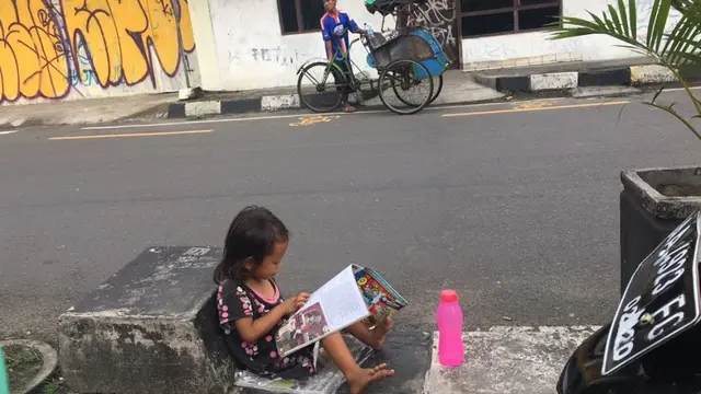 Dua Bocah Ini Buktikan Minat Baca Dikalangan Anak-Anak Masih Ada
