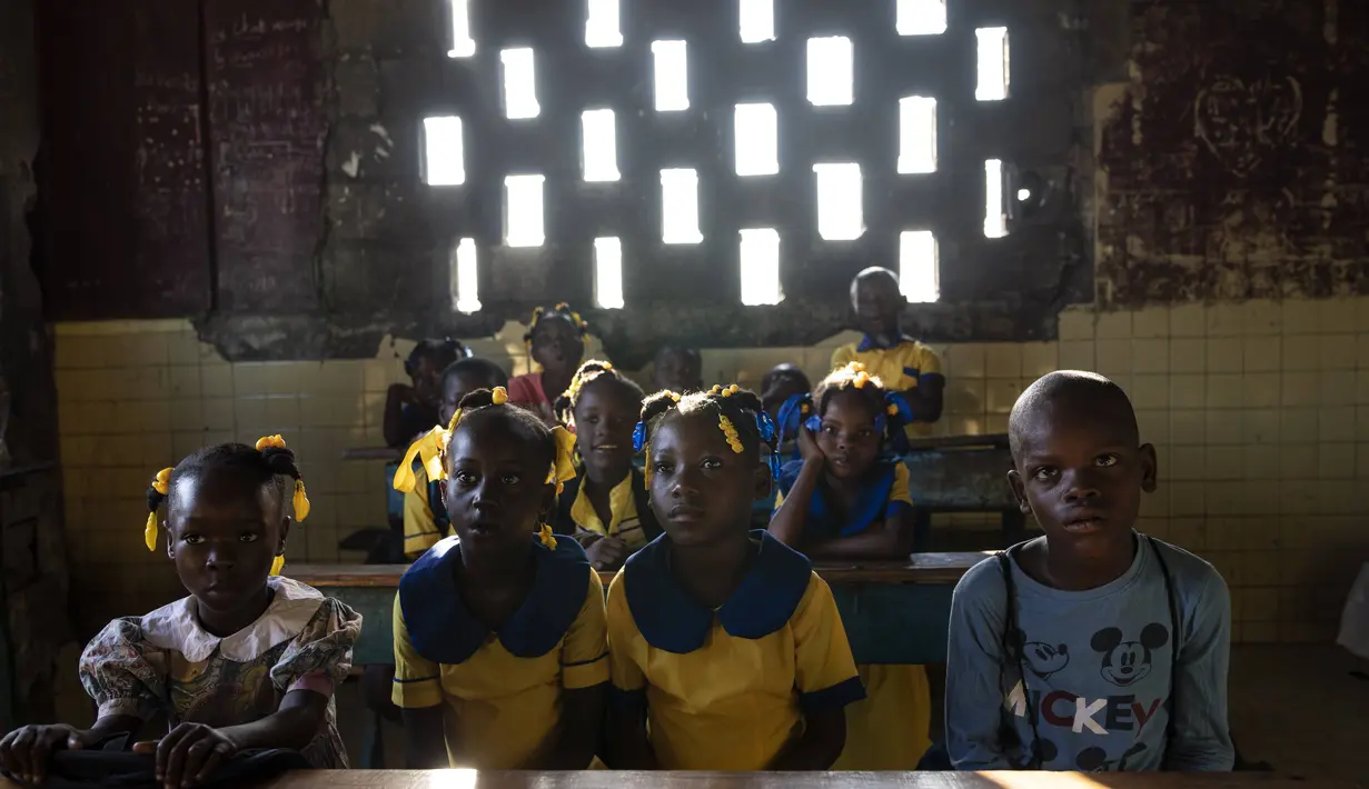 Siswa menghadiri kelas di sekolah Sante Bernadette, di dalam Fort Dimanche, yang pernah menjadi penjara di mana mendiang diktator Francois "Papa Doc" Duvalier memenjarakan musuh-musuhnya di Port-au-Prince, Haiti, Kamis (23/9/2021). (AP Photo/Rodrigo Abd)