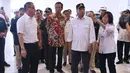 Menhub, Budi Karya Sumadi (kedua kiri) bersama Gubernur DIY, Sri Sultan Hamengku Buwono X saat meninjau Bandara Internasional Yogyakarta, Kulon Progo, Rabu (24/4). Rencananya khusus penerbangan internasional, bandara ini mulai beroperasi, 29 April mendatang. (Liputan6.com/Helmi Fithriansyah)