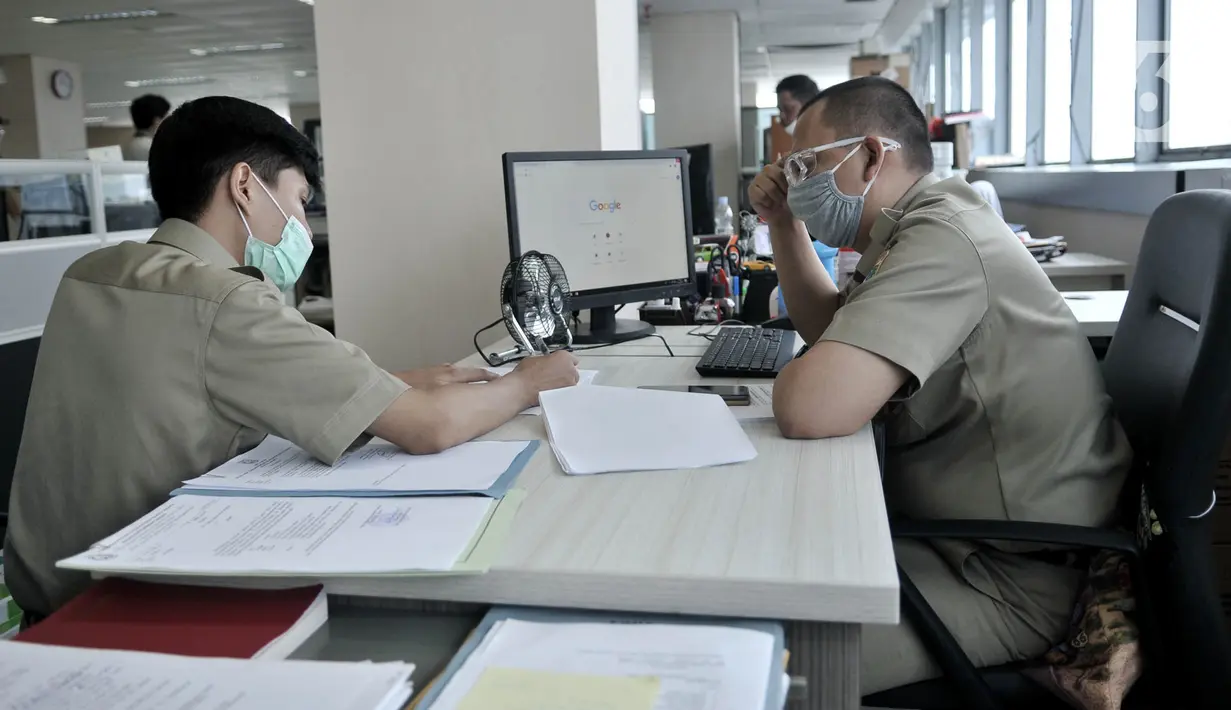 Aktivitas pegawai pada hari pertama kerja di tengah pembatasan sosial berskala besar (PSBB) masa transisi di Badan Kepegawaian Daerah, Balai Kota DKI Jakarta, Senin (8/6/2020). PNS di lingkungan Pemprov DKI kembali mulai bekerja di kantor dengan sistem shifting. (merdeka.com/Iqbal S Nugroho)