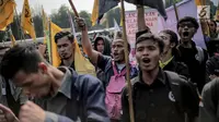 Massa yang tergabung dari Serikat Petani Indonesia (SPI) bersama mahasiswa menggelar aksi demo di depan gedung DPR/MPR RI, Jakarta, Selasa (24/9/2019). Dalam aksinya mereka menuntut DPR menghentikan pembahasan lima rancangan undang-undang yang menyangkut pertanian. (Liputan6.com/Faizal Fanani)