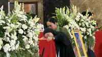 3 Prajurit TNI Gugur di Lebanon: Isak Tangis Keluarga Pecah Sambil Peluk Peti Jenazah