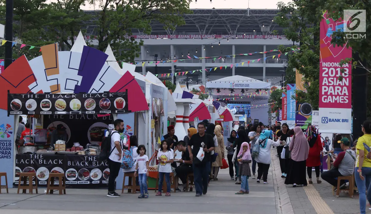 Pengunjung memadati zona festival Asian Para Games 2018 di Kompleks Stadion Gelora Bung Karno, Jakarta, Rabu (10/10). Zona ini dibuka seiring perhelatan Asian Para Games 2018, 6-13 Oktober. (Liputan6.com/Helmi Fithriansyah)