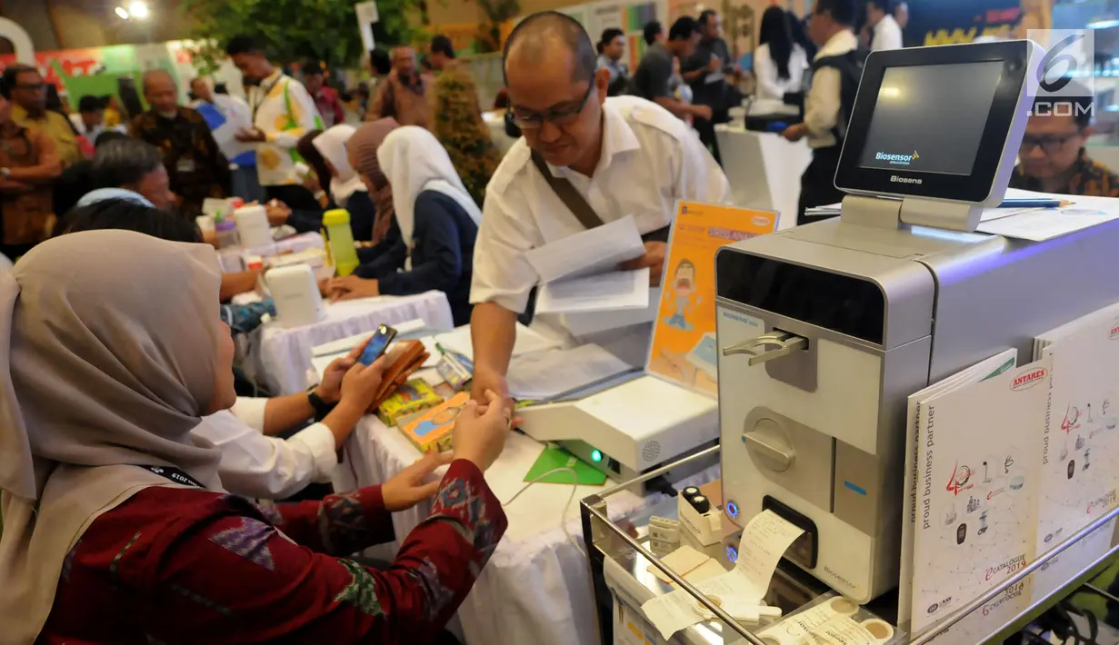 Sebuah alat kesehatan pungukur gula darah selama pameran Pembangunan Kesehatan dan Produksi Alat Kesehatan Dalam Negeri di ICE BSD, Tangerang, Selasa (12/2). Pameran alat kesehatan merupakan produksi dalam negeri. (Merdeka.com/Arie Basuki)