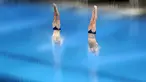 Michael Hixon dan Andrew Capobianco dari Amerika Serikat melakukan loncatan selama penyisihan Loncat Indah 3 Meter Putra Sikronisasi di Kejuaraan Dunia Loncat Indah FINA 2021 yang juga ajang uji coba Olimpiade Tokyo 2020, di Tokyo Aquatics Center, Tokyo, Minggu (2/5/2021). (AP Photo/Eugene Hoshiko)