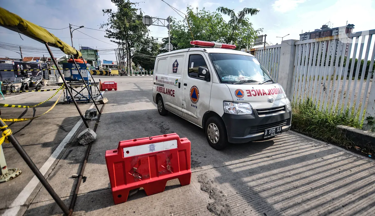 Tenaga kesehatan mengantarkan pasien Covid-19 ke RSD Wisma Atlet, Jakarta, Minggu (30/5/2021). Jumlah pasien positif Covid-19 melonjak dua kali lipat dalam dua pekan karena banyaknya pemudik terpapar virus pada arus mudik Lebaran ditambah adanya klaster keluarga. (merdeka.com/Iqbal S. Nugroho)
