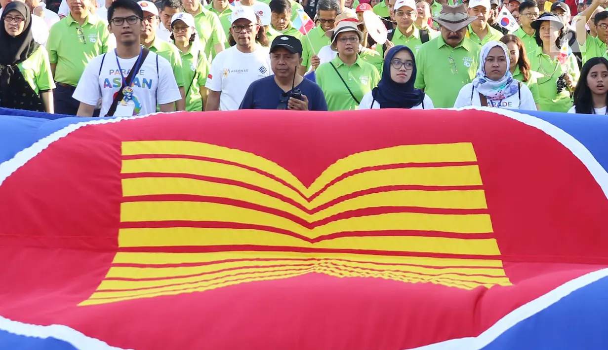 Menteri Luar Negeri Retno Marsudi dan Kemenaker Trans Hanif Dhakiri saat memimpin jalannya Parade Asean 50 Tahun di Jakarta, Minggu (27/8). Acara Parade ASEAN 50 tahun ini digelar oleh Kemlu. (Liputan6.com/Angga Yuniar)