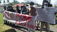 Sejumlah warga Kecamatan Bone Raya saat melakukan aksi penolakan Perusahaan Tambang Emas PT. Gorontalo Mineral (Arfandi Ibrahim/Liputan6.com)