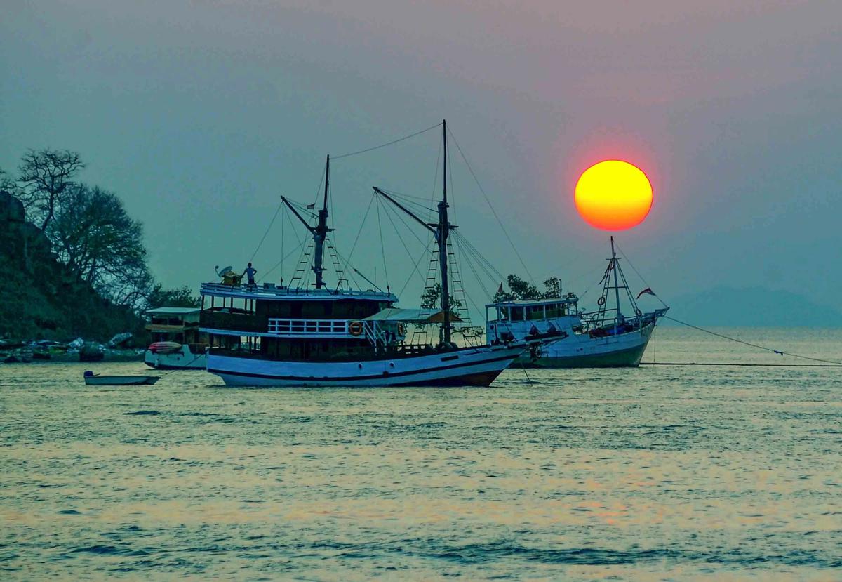 FOTO: Labuan Bajo Kota Seribu Sunset yang Menawan di Ujung Flores