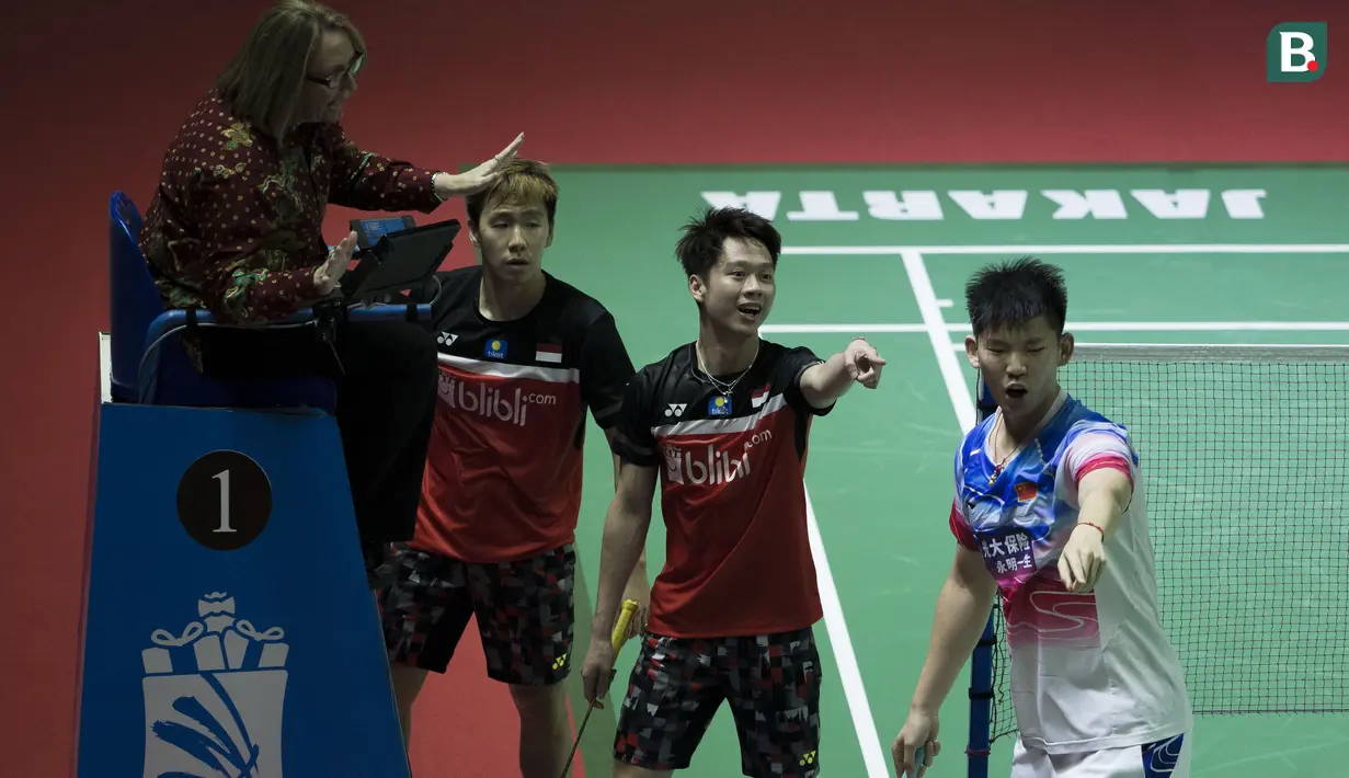Kevin Sanjaya memprotes wasit atas pengajuan challenge yang diajukan oleh Li Junhui/Liu Yuchen sementara poin sudah diputuskan. ( Bola.com/Peksi Cahyo )