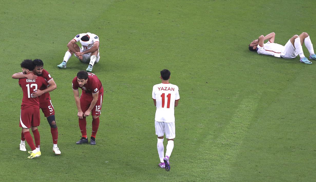 Para pemain Qatar merayakan kemenangan, sementara pemain Yordania tampak kecewa di Stadion Lusail, Sabtu (10/2/2024). (AP Photo/Hussein Sayed)