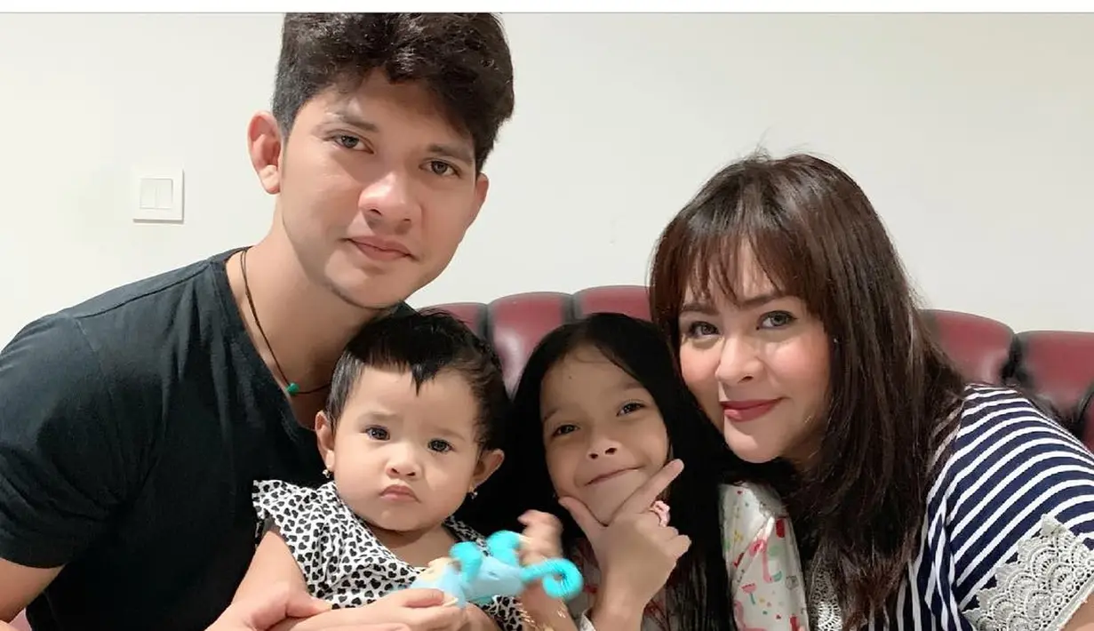 Iko Uwais dan Audy Item telah dikaruniai dua orang putri. Anak pertamanya, Atreya Syahla Putri Uwais lahir pada 2013 silam. Sementara anak keduanya lahir pada 2018 lalu. Kehadiran dua buah hati ini makin melengkapi keluarga kecilnya (Liputan6.com/IG/@audyitem)