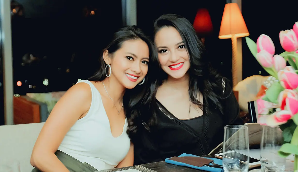 Terlihat seperti anak kembar, namun ternyata keduanya terpaut jarak tiga tahun. Kini Ririn berusia 35 tahun sedangkan Rini 32 tahun. Namun Ririn dan Rini selalu tampil cantik memukau. (Instagram/ririnekawati)