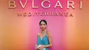 Penampilan Putri Marino di acara BVLGARI lainnya. Di sini ia tampil penuh pesona dengan dress flowy bertali spageti berwarna biru turquoise. [Foto: Instagram/putrimarino]