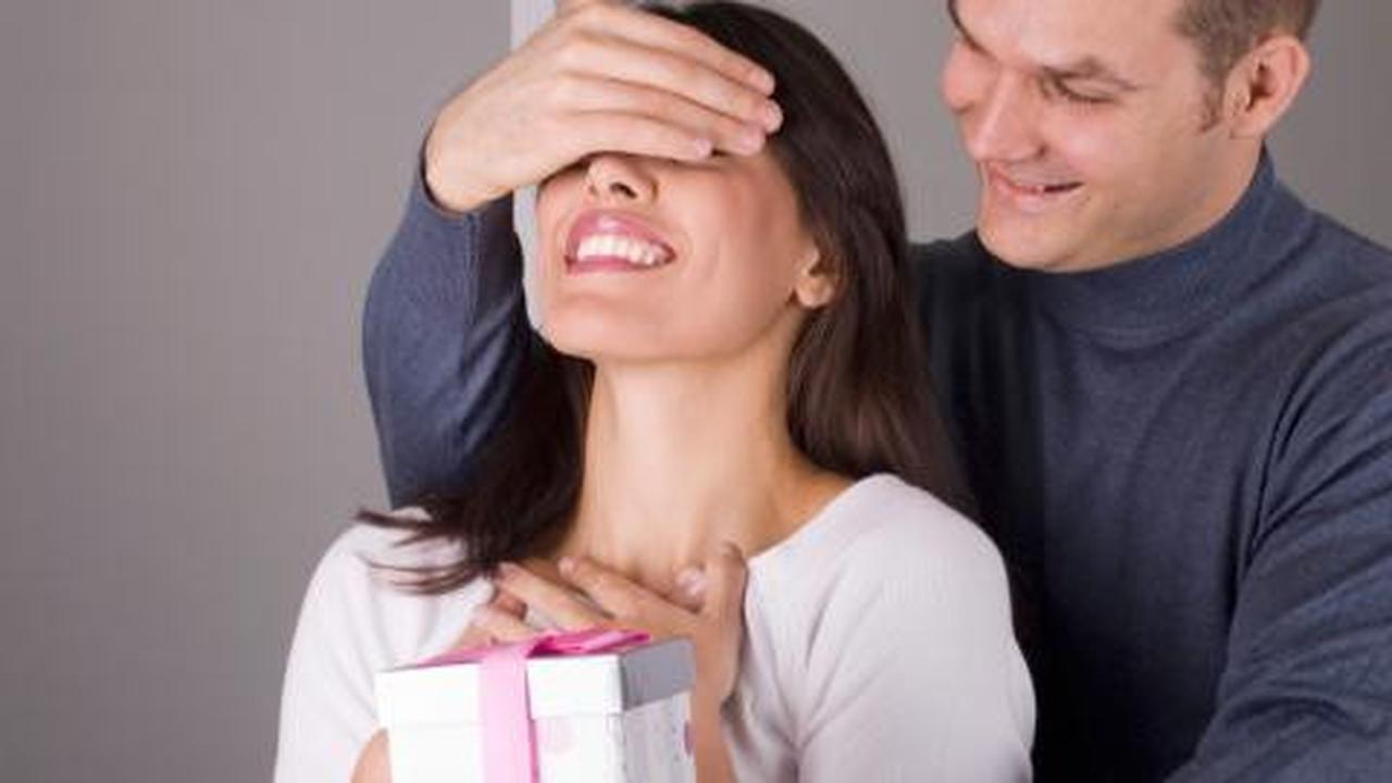 4 Tips agar pacar tak memberi kado yang salah