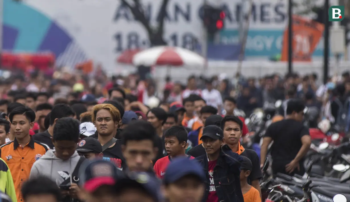 Suporter Persija Jakarta, The Jakmania, bersiap masuk stadion jelang laga final Piala Presiden di sekitar SUGBK, Jakarta, Sabtu (17/2/2018). Persija akan melawan Bali United. (Bola.com/Vitalis Yogi Trisna)