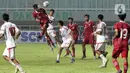 Pemain tengah Timnas U-17 Indonesia, Sulthan Zaky Pramana (kedua kiri) berebut bola dengan Ali Jaber Sayah (Uni Emirat Arab) pada laga Kualifikasi Grup C Piala Asia U-17 2023 di Stadion Pakansari, Kab. Bogor, Jawa Barat, Rabu (5/10/2022). Laga kedua tim berlangsung sengit dan berakhir untuk keunggulan Timnas U-17 Indonesia dengan skor 3-2. (Liputan6.com/Helmi Fithriansyah)