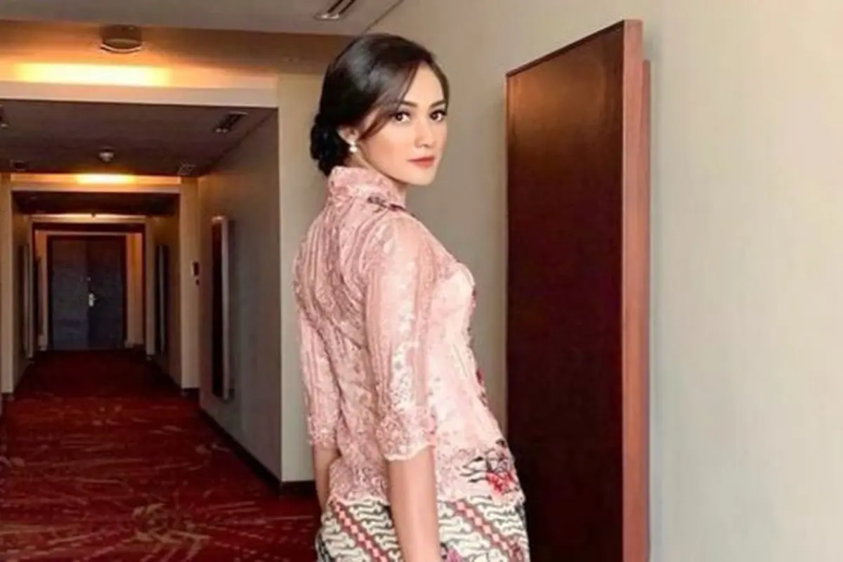 Inspirasi Model Kebaya Modern ala Devina Kirana (credit: instagram/kiranadevina)