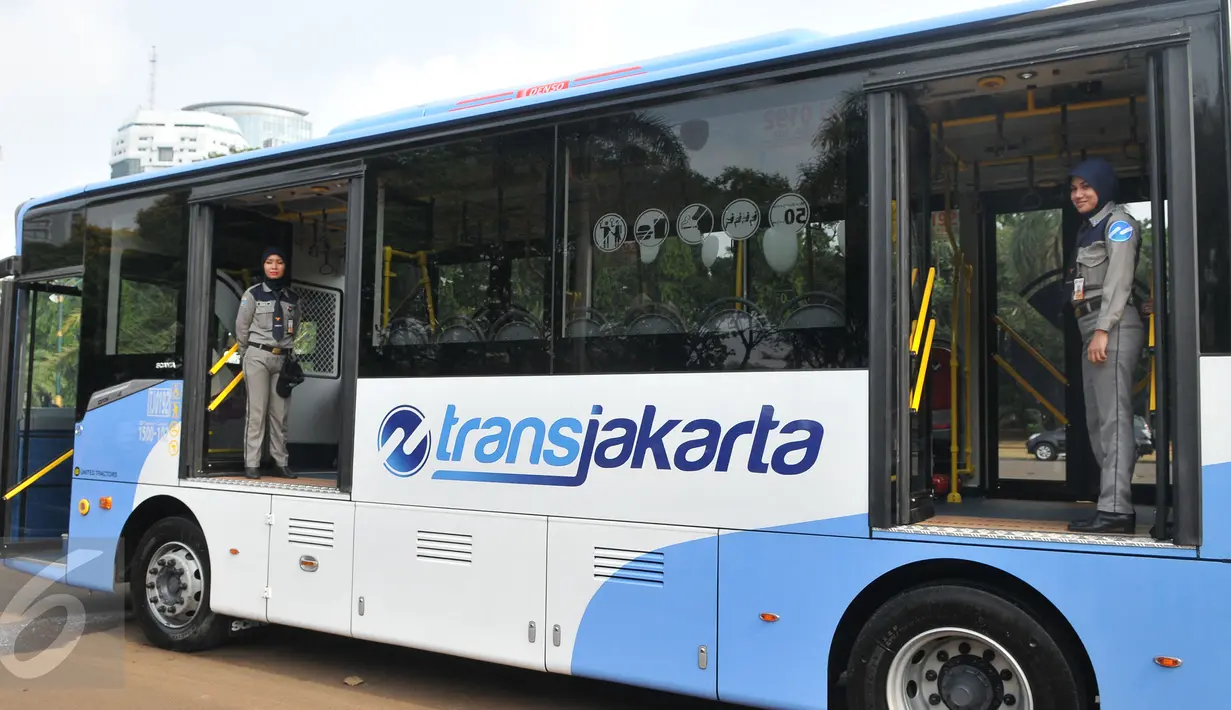 Petugas tampak berdiri di dalam Bus transjakarta bermerek Scania di Silang Monas, Jakarta, Senin (22/6/2015). Sebanyak 20 unit bus transjakarta bermerek Scania yang diluncurkan tepat di HUT ke-488 DKI Jakarta. (Liputan6.com/Herman Zakharia)  