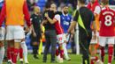 Pemain Arsenal, Leandro Trossard, dipeluk Mikel Arteta setelah laga melawan Everton pada laga Liga Inggris di Stadion Goodison Park, Minggu (17/09/2023). Berkat hasil ini, Arsenal sukses naik ke peringkat empat dengan poin 13 sekaligus meneruskan tren unbeaten mereka di awal musim ini. (AP Photo/Jon Super)