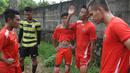 Pemain Persija Jakarta, Maman Abdurahman (kedua dari kanan), berdiskusi dengan rekan-rekannya pada laga uji coba melawan Villa 2000 di Lapangan POR Pelita Jaya, Sawangan, Sabtu (23/4/2016). (Bola.com/Nicklas Hanoatubun)