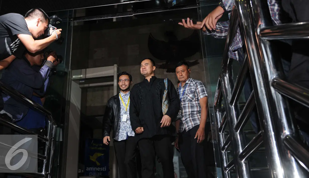 Pedangdut, Saipul Jamil berjalan meninggalkan gedung KPK usai menjalani pemeriksaan, Jakarta, Selasa (17/1). Lagu baru tersebut berjudul "Sanggupkah Setia" yang ditulisnya di tahanan. (Liputan6.com/Helmi Affandi)