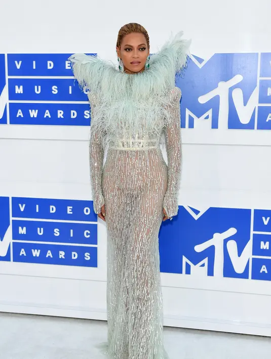Yang tidak kalah menarik perhatian adalah Beyonce. Ia hadir dengan mengenakan gaun transparan yang dihiasi kristal dan bulu. Kencatikannya bertambah dengan perhiasan yang dikenakan senilai sekitar Rp.167 miliar pada seluruh tubuhnya. (AFP/Bintang.com)