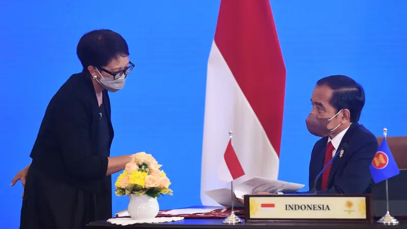 Presiden Joko Widodo dan Menlu Retno Marsudi dalam Konferensi Tingkat Tinggi (KTT) ke-24 ASEAN-RRT yang digelar secara virtual dari Istana Kepresidenan Bogor, Jawa Barat, pada Selasa, 26 Oktober 2021.