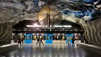 Stasiun kereta api bawah tanah Stockholm menjadi stasiun bawah tanah terindah di dunia berkat keindahan seninya.