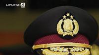 Banner Topi Polisi (Liputan6.com/Triyasni)