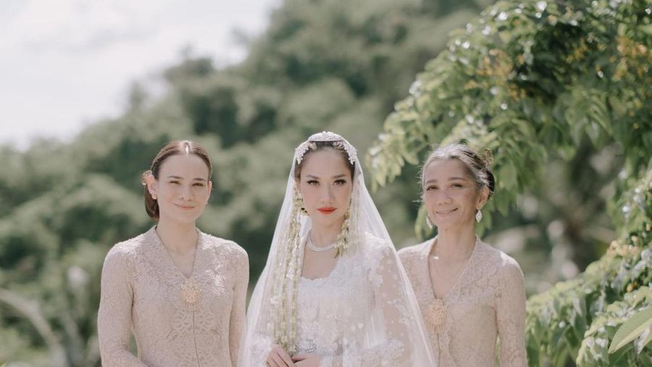 FOTO: Pose-Pose Menawan BCL Jadi Pengantin Jawa yang Anggun di Momen Ijab Kabul