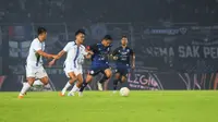 Pemain anyar Arema, Evan Dimas dikawal dua pemain muda PSIS saat ujicoba di Stadion Kanjuruhan. (Iwan Setiawan/Bola.com)