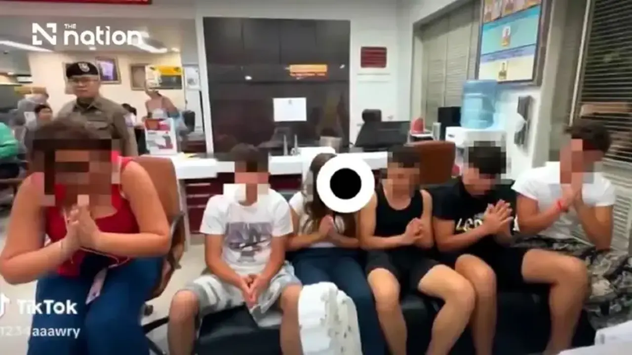 Lima pelajar Italia yang viral menyampaikan permintaan maaf kepada seorang perempuan Thailand yang mereka hina (Istimewa)