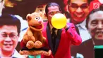 Seniman ventriloquist beraksi dalam pertunjukan Ventriloquist Indonesia di Perpustakaan Nasional, Jakarta, Rabu (4/7). Pertunjukan seni berbicara tanpa menggerakkan bibir ini diikuti seniman ventriloquist lintas generasi. (Liputan6.com/Immanuel Antonius)