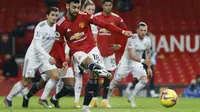 Bruno Fernandes mencetak gol keenam timnya dari tendangan penalti pada pertandingan sepak bola Liga Inggris antara Manchester United dan Leeds United di stadion Old Trafford di Manchester, Inggris, Minggu 20 Desember 2020. (Clive Brunskill / Pool via AP )