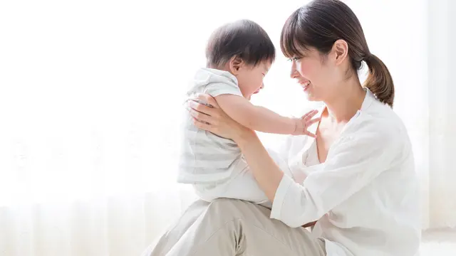 Bikin Si Kecil Semakin Nyaman dan Rileks dalam Pelukan, Ini 3 Hal yang Bisa Ibu Lakukan