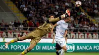 Kiper AC Milan, Gianluigi Donnarumma berusaha menghalau bola sundulan penyerang Lazio, Filip Djordjevic pada liga Italia di stadion San Siro, Milan, Italia, (21/9). AC Milan menang atas Lazio dengan skor 2-0. (REUTERS/Max Rossi)