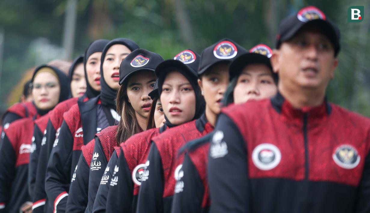 Timnas Bola Voli Putri Indonesia saat pengukuhkan kontingen Indonesia untuk SEA Games 2023 Kamboja yang berlangsung di Kantor Kemenpora, Senayan, Jakarta, Selasa (02/05/2023). Sebanyak 599 atlet akan tampil dalam 31 cabang olahraga. (Bola.com/Bagaskara Lazuardi)