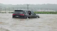 Kim Jong Un melintasi banjir di Korea Utara. (Rodong Sinmun)