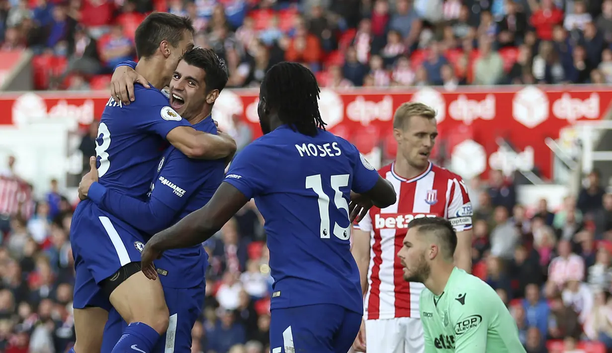 Striker Chelsea, Alvaro Morata, melakukan selebrasi usai mencetak gol ke gawang Stoke City pada laga Premier League, di Stadion Bet365, Sabtu (23/9/2017). Chelsea menang 4-0 atas Stoke City. (AP/Nigel French)