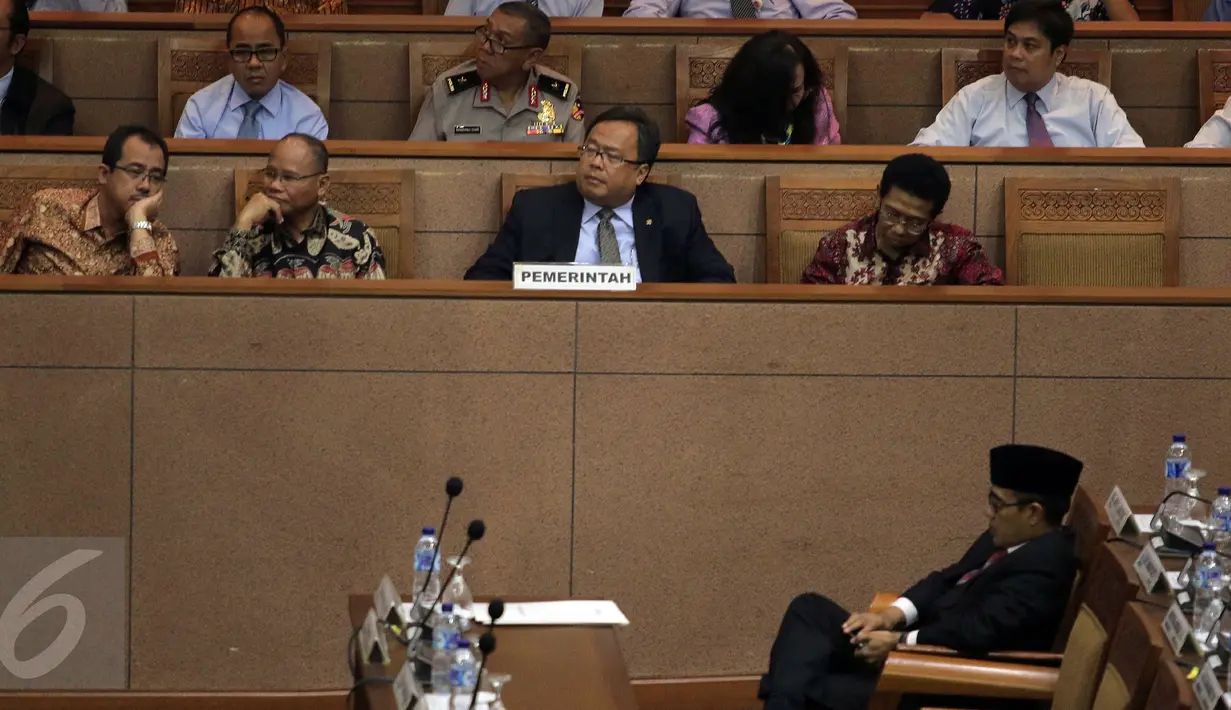 Menkeu Bambang Brodjonegoro (ketiga kiri) saat Rapat Paripurna ke-33 Masa Persidangan V tahun 2015-2016, Jakarta, (20/7).Rapat mengagendakan laporan pandangan fraksi terhadap RUU tentang pertanggungjawaban pelaksanaan APBN 2015.( Liputan6.com/Johan Tallo)