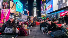 Orang-orang menghabiskan malam dengan tidur di area terbuka dalam acara World's Big Sleep Out di Times Square, New York, 7 Desember 2019. Aksi di beberapa kota besar dunia ini sebagai bagian dari upaya penggalangan dana untuk membantu para tunawisma di banyak negara. (Charles Sykes/Invision/AP)