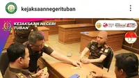 Pegawai Kejaksaan Tuban asyik bermain domino dengan menggunakan seragam dinas. (Istimewa)