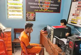 Terduga pelaku pencurian yang selamat, yaitu AG, diamankan di Polsek Sukaraja. (Liputan6.com/Fira Syahrin)