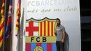 Arda Turan berpose saat saat sesi perkenalan di luar Stadion Camp Nou, Barcelona, Spanyol, (9/7/2015). Ini merupakan kedatangannya pertama kali setelah diperkenalkan Bercelona sebagai pemain barunya.. (REUTERS/Gustau Nacarino)