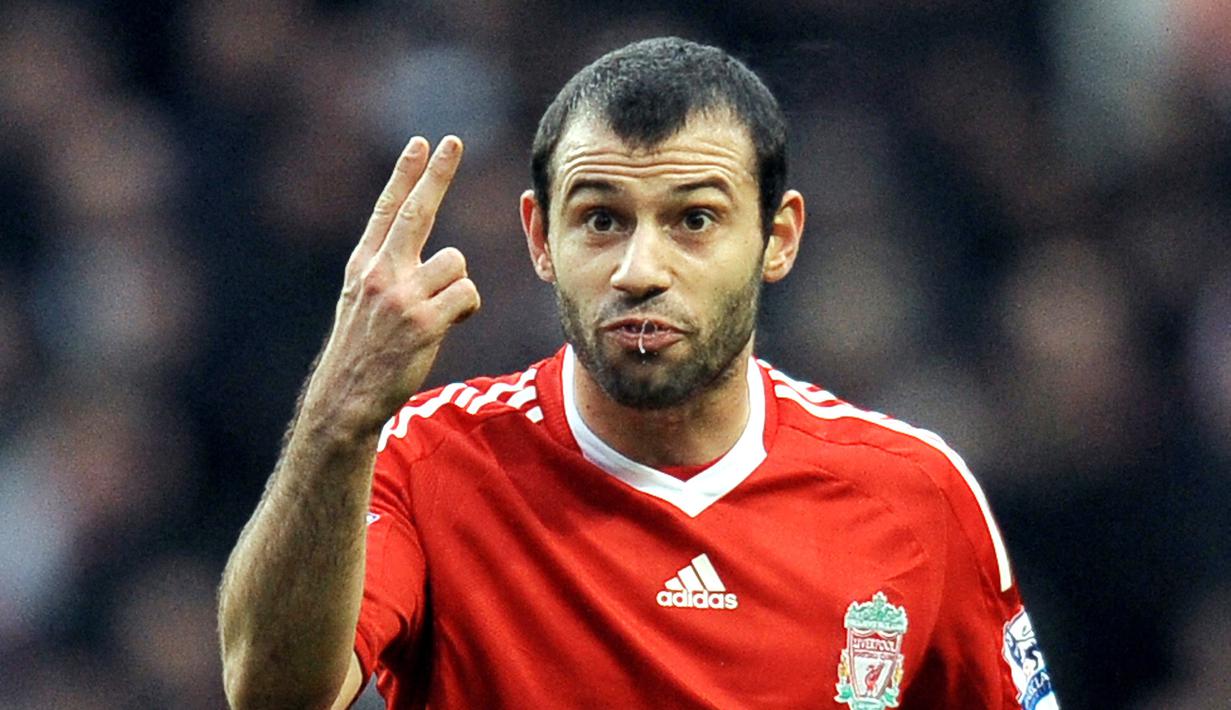 Javier Mascherano  merupakan pemain Liverpool yang merasakan dua kali kartu merah saat melawan Manchester United. Pertama pada 23 Maret 2008 dan kedua pada 25 Oktober 2009. (AFP/Andrew Yates)