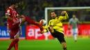 Gelandang Dortmund, Gonzalo Castro berebut bola dengan Javi Martinez saat bertanding pada pertandingan Bundesliga Jerman di Dortmund, (4/11). Munchen menang telak 3-1 atas Dortmund. (AFP Photo/Patrik Stollarz)