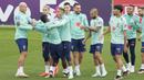 Sejumlah pemain Timnas Brasil tampak asyik bercanda saat sesi latihan di Turin, Italia. (AP/Luca Bruno)